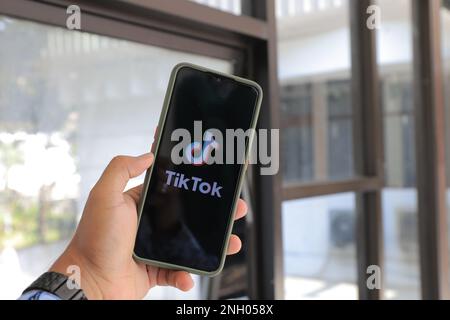 Surabaya, Indonesien - 20. Mai 2021: Handheld-Smartphone mit tiktok-Anwendung. Stockfoto