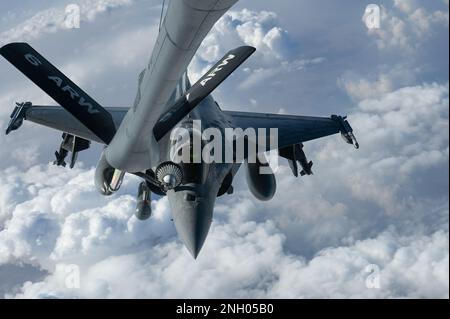 Ein französisches Navy Rafale erhält Treibstoff aus den USA Air Force KC-135 Stratotanker wurde der 340. Expeditionary Air Tanken Geschwader zugeteilt, in einer gemeinsamen Luftübung in den USA Verantwortungsbereich des Zentralkommandos, 2. Dezember 2022. Der KC-135 bietet Flugzeugen aus den USA und Partnerländern die Möglichkeit, länger in der Luft zu bleiben, um ihre Patrouillenzeit zu maximieren und regionale Stabilität zu gewährleisten. Stockfoto