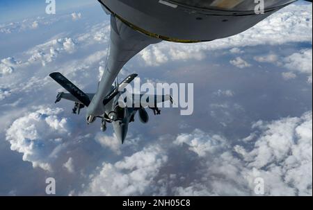 Ein französisches Navy Rafale erhält Treibstoff aus den USA Air Force KC-135 Stratotanker wurde der 340. Expeditionary Air Tanken Geschwader zugeteilt, in einer gemeinsamen Luftübung in den USA Verantwortungsbereich des Zentralkommandos, 2. Dezember 2022. Der KC-135 bietet Flugzeugen aus den USA und Partnerländern die Möglichkeit, länger in der Luft zu bleiben, um ihre Patrouillenzeit zu maximieren und regionale Stabilität zu gewährleisten. Stockfoto