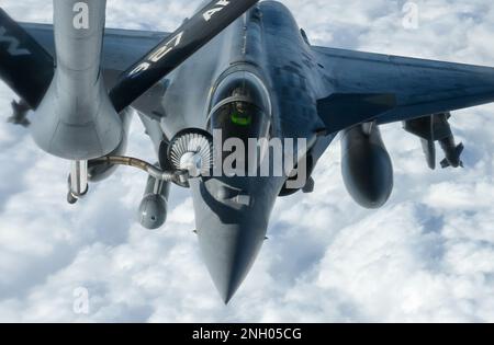 Ein französisches Navy Rafale erhält Treibstoff aus den USA Air Force KC-135 Stratotanker wurde der 340. Expeditionary Air Tanken Geschwader zugeteilt, in einer gemeinsamen Luftübung in den USA Verantwortungsbereich des Zentralkommandos, 2. Dezember 2022. Der KC-135 bietet Flugzeugen aus den USA und Partnerländern die Möglichkeit, länger in der Luft zu bleiben, um ihre Patrouillenzeit zu maximieren und regionale Stabilität zu gewährleisten. Stockfoto