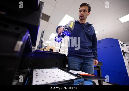 Ricardo Nicolia, Mechaniker der 809th Maintenance Support Squadron, kalibriert am 2. Dezember 2022 einen 3D-Scanner auf der Hill Air Force Base in Utah. 3D-Druck, 809th Maintenance Support Squadron, Hill Air Force Base, RAPID, Reverse Engineering, Stockfoto