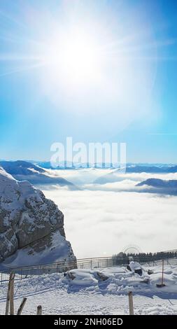 Kleine alte Kirche auf dem Berg. Wunderschöne Bergberge im Winter. Bayrischzell, Bayern, Deutschland. Stockfoto