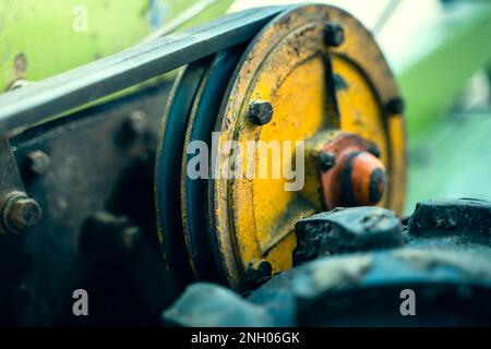 Hinter der Traktorrolle mit zwei Riemen in Nahaufnahme. Traktor für die Landwirtschaft, Landmaschinen Stockfoto