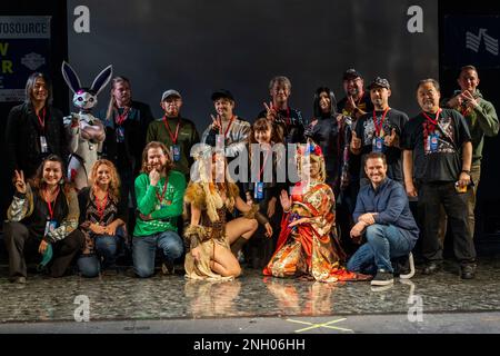 Ausgewählte Podiumsmitglieder posieren für ein Gruppenfoto während der Comic Con Okinawa auf Camp Foster, Okinawa, Japan, 3. Dezember 2022. Marine Corps Community Services Okinawa veranstaltete eine zweitägige Comic-Convention mit professionellen Cosplayern, Comic-Künstlern und Voice-Schauspielern während einer offenen Podiumsdiskussion. Die Veranstaltung stand Mitgliedern des Dienstes und der lokalen Öffentlichkeit offen, die schätzungsweise 500 Personen besuchte. Camp Foster, MCCS, Okinawa, Comic-Concon, Stockfoto