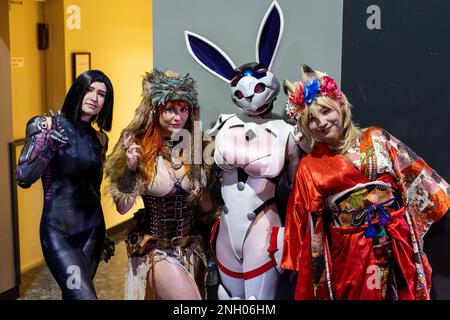 Professionelle Cosplayer posieren für ein Gruppenfoto während der Comic Con Okinawa auf Camp Foster, Okinawa, Japan, 3. Dezember 2022. Marine Corps Community Services Okinawa veranstaltete eine zweitägige Comic-Convention mit professionellen Cosplayern, Comic-Künstlern und Voice-Schauspielern während einer offenen Podiumsdiskussion. Die Veranstaltung stand Mitgliedern des Dienstes und der lokalen Öffentlichkeit offen, die schätzungsweise 500 Personen besuchte. Camp Foster, MCCS, Okinawa, Comic-Concon, Stockfoto