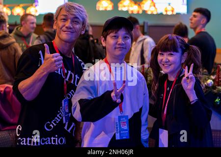 ANRI Katsu, links, ein Schauspieler, Yu Hayashi, Zentrum, ein Schauspieler und Sänger und Mika Kanai, eine Schauspielerin und Sängerin, posierten für ein Bild während der Comic Con Okinawa in Camp Foster, Okinawa, Japan, 3. Dezember 2022. Marine Corps Community Services Okinawa veranstaltete eine zweitägige Comic-Convention mit professionellen Cosplayern, Comic-Künstlern und Voice-Schauspielern während einer offenen Podiumsdiskussion. Die Veranstaltung stand Mitgliedern des Dienstes und der lokalen Öffentlichkeit offen, die schätzungsweise 500 Personen besuchte. Camp Foster, MCCS, Okinawa, Comic-Concon, Stockfoto