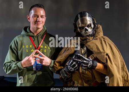 Maximilian Uriarte, Autor und Illustrator von Terminal Lance, links und ein Teilnehmer posiert für ein Foto während der Comic Con Okinawa auf Camp Foster, Okinawa, Japan, 3. Dezember 2022. Marine Corps Community Services Okinawa veranstaltete eine zweitägige Comic-Convention mit professionellen Cosplayern, Comic-Künstlern und Voice-Schauspielern während einer offenen Podiumsdiskussion. Die Veranstaltung stand Mitgliedern des Dienstes und der lokalen Öffentlichkeit offen, die schätzungsweise 500 Personen besuchte. Camp Foster, MCCS, Okinawa, Comic-Concon, Stockfoto
