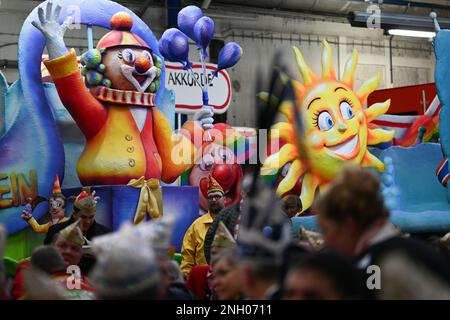 Düsseldorf, Deutschland. 17. Februar 2023. Auffüllzeremonie für die Rosenmontag-Festwagen in Düsseldorf. Kredit: Federico Gambarini/dpa/Alamy Live News Stockfoto