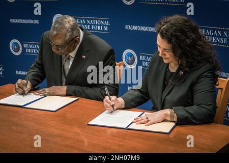 Verteidigungsminister Lloyd J. Austin III und US Isabella Casillas Guzman, Verwaltungsrätin der Small Business Administration (SBA), unterzeichnet eine Absichtserklärung, die eine Partnerschaft mit dem SBA und dem neu geschaffenen Office of Strategic Capital des US-Verteidigungsministeriums eingeht, in der Präsidentenbibliothek von Präsident Ronald Reagan, Simi Valley, Kalifornien, am 3. Dezember 2022. (DoD-Fotos von Chad J. McNeeley) Stockfoto