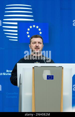 Brüssel, Belgien. 09. Februar 2023. Volodymyr Oleksandrovych Zelenskyy, Präsident der Ukraine, spricht auf einer gemeinsamen Pressekonferenz mit Ursula von der Leyen, Präsidentin der EU-Kommission, und Charles Michel, Präsident des Europarats, während des Gipfels der EUCO und des Treffens der europäischen Staats- und Regierungschefs. Teil seines Besuchs im Vereinigten Königreich und in der EU, in dem er zusätzliche Unterstützung für die Ukraine gegen die russische Invasion forderte. (Foto: Nik Oiko/SOPA Images/Sipa USA) Guthaben: SIPA USA/Alamy Live News Stockfoto