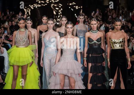 London, Großbritannien. 19. Februar 2023. LONDON, VEREINIGTES KÖNIGREICH - 19. FEBRUAR 2023: Models laufen auf der Landebahn während der Aadnevik Herbstshow Winter 2023 auf der London Fashion Week in London, Vereinigtes Königreich, am 19. Februar 2023. (Foto: Wiktor Szymanowicz/NurPhoto) Kredit: NurPhoto SRL/Alamy Live News Stockfoto