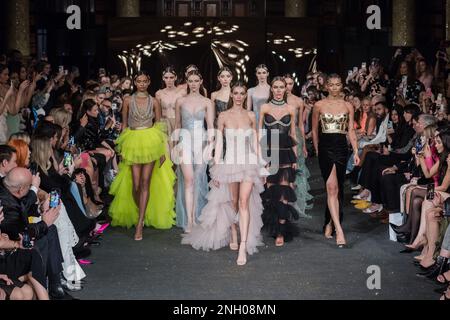 London, Großbritannien. 19. Februar 2023. LONDON, VEREINIGTES KÖNIGREICH - 19. FEBRUAR 2023: Models laufen auf der Landebahn während der Aadnevik Herbstshow Winter 2023 auf der London Fashion Week in London, Vereinigtes Königreich, am 19. Februar 2023. (Foto: Wiktor Szymanowicz/NurPhoto) Kredit: NurPhoto SRL/Alamy Live News Stockfoto