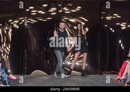 London, Großbritannien. 19. Februar 2023. LONDON, VEREINIGTES KÖNIGREICH - 19. FEBRUAR 2023: Die Designer Hila und Kristian Aadnevik (L) werden nach ihrer Herbstshow im Winter 2023 auf der London Fashion Week in London, Vereinigtes Königreich, am 19. Februar 2023 auf der Laufbahn abgebildet. (Foto: Wiktor Szymanowicz/NurPhoto) Kredit: NurPhoto SRL/Alamy Live News Stockfoto