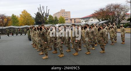 Mitglieder der japanischen Ground Self-Defense Force der westlichen Armee begrüßen die Generäle mit Unterstützung der USA Soldaten der 7. Infanterie-Division und der USA Marines von der 3. Marine Division bei der Eröffnungszeremonie Yama Sakura 83 Camp Kengun, Japan, 04. Dezember 2022. Die Yama-Sakura-Trainingsveranstaltung ermutigt die Teilnehmer, als engagierte Partner zur Unterstützung der US-japanischen Sicherheitsallianz und für den anhaltenden Frieden und die Stabilität in der Region Indo-Pazifik zusammenzuarbeiten. Stockfoto