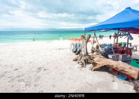 Wunderschöner feiner, weißer Sand des tropischen Strandes und Reiseziel an der Küste von Cebu. Entspannendes, beliebtes Resort zum Tauchen und Schnorcheln. Stockfoto