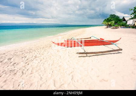 Es liegt am wunderschönen feinen, weißen Sand des tropischen Strandes, neben dem klaren, ruhigen türkisfarbenen Meer im Südwesten von Cebu. Beliebtes Gebiet zum Tauchen und Sno Stockfoto
