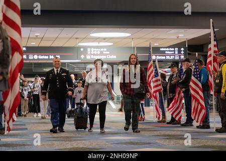 LT. Oberst Ronald Gaudelli, 201. Militärgeschichtskommando, begleitet eine Gold Star-Familie, um ihre Reise mit dem Snowball Express am Pittsburgh International Airport, Pennsylvania, 3. Dezember 2022 zu beginnen. Der Gary Sinise Foundation Snowball Express wurde entwickelt, um ein fünftägiges Erlebnis für mehr als 1.750 Kinder von Mitgliedern des Gefallenen Dienstes und ihren überlebenden Eltern oder Erziehungsberechtigten in Walt Disney World zu feiern, mit einer Mischung aus unterhaltsamer Unterhaltung und inspirierenden Programmen. Dies wird der erste Snowball-Express in drei Jahren sein. Stockfoto