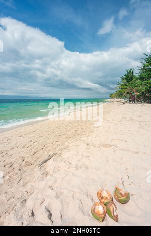 Wunderschöner feiner, weißer Sand des tropischen Paradiesstrands und Reiseziel, an der südwestlichen Spitze von Cebu. Beliebtes Resort zum Tauchen und Stockfoto