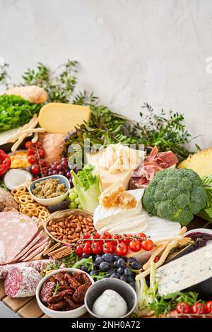 Vorspeisentisch mit mediterranen Vorspeisen, Tapas oder Antipasto. Auswahl an italienischen Speisen. Köstlicher Snack auf einer Party oder Picknick. Fleisch und Stockfoto