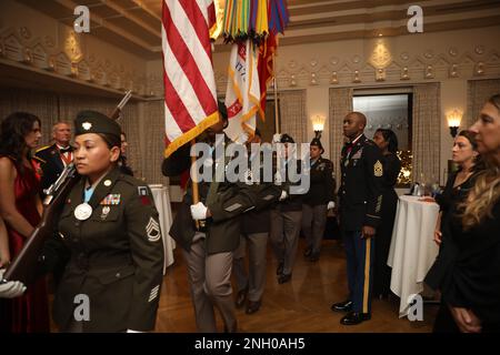 Die Color Guard verlässt den Veranstaltungsort Saint Barb's Social, nachdem sie die Farben während des 32d Army Air and Missile Defense Command am 3. Dezember im Plaza Hotel in El Paso, Texas, zurückgezogen hat. Wichtige Anführer, Kommandoteams und Luftverteidiger aus der gesamten 32d Army Air and Missile Defense Command versammelten sich, um die Saint Barbara's Social 2022 zu feiern. 32d, AAMDC, Stockfoto