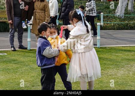 Changzhou, China. 19. Februar 2023. Kinder, die in einem Park spielen gesehen wurden. Während dieser Zeit sind die meisten Orte in Südchina im Frühling und die Menschen gehen raus, um die Atmosphäre zu genießen. Der traditionelle chinesische Solarbegriff für diese Zeit ist „Rain Water“ Credit: SOPA Images Limited/Alamy Live News Stockfoto