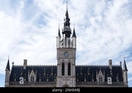 Architektonische Details des Rathauses von Sint-Niklaas, belgische Stadt und Gemeinde in der flämischen Provinz Ostflandern. Stockfoto