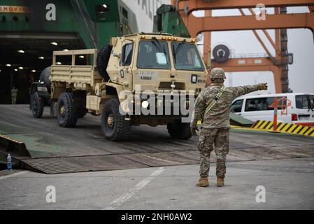 Soldaten, die dem 80. Movement Control Team, dem 330. Transportwataillon, zugeteilt wurden, unterstützten die 598. Transportwaffe mit mehr als 640 Ausrüstungsgegenständen aus den USA Das 2. Panzerbrigade-Kampfteam der Armee, 1. Infanteriedivision, stationiert in Fort Riley, Kansas, wurde am 3. Dezember 2022 in der Hafenanlage in Gdynia, Polen, entladen. Stockfoto