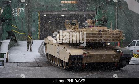 Soldaten, die dem 80. Movement Control Team, dem 330. Transportwataillon, zugeteilt wurden, unterstützten die 598. Transportwaffe mit mehr als 640 Ausrüstungsgegenständen aus den USA Das 2. Panzerbrigade-Kampfteam der Armee, 1. Infanteriedivision, stationiert in Fort Riley, Kansas, wurde am 3. Dezember 2022 in der Hafenanlage in Gdynia, Polen, entladen. Stockfoto