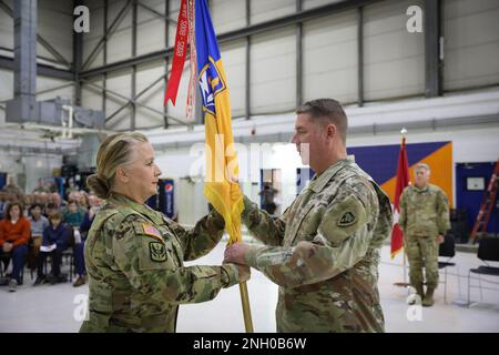 Oberst Michele Harper übergibt die Brigade-Farben an Generalmajor Todd Hunt, Adjutant General von North Carolina, als sie ihr Kommando bei der 449. Combat Aviation Brigade-Kommandowechsel am 4. Dezember 2022 in Morrisville, NC, aufgibt. (Foto: US Army Sgt. Hannah Tarkelly). 449 CAB, 449. Kampfluftfahrt-Brigade, Armeeflugatur, North Caroli, Stockfoto