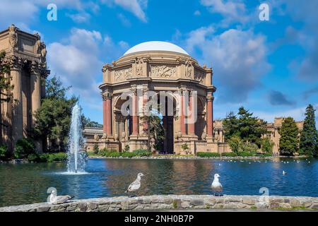 Palace of Fine Art in San Francisco mit wunderschönem blauen Himmel im Hintergrund Stockfoto