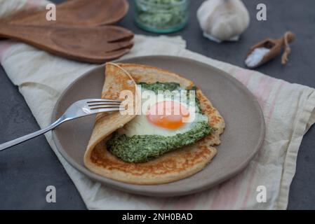 Galette de sarasin – Französische Buchweizencrepe mit Ei und Speck Stockfoto