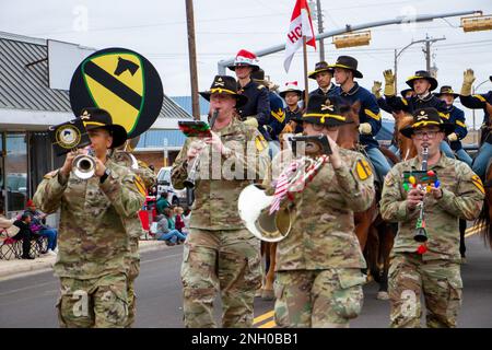 Die 1. Cavalry Division Band spielt eine Vielzahl von Weihnachtsliedern, während sie durch die Christmas Holiday Parade in Killeen, TX, am 3. Dezember laufen. Die Parade ist Teil der jährlichen „Holiday Under the Stars“-Veranstaltung, die eine Weihnachtsbaumbeleuchtung, einen 5 km langen Lauf, die Weihnachtsparade und viele unterhaltsame Aktivitäten bietet. Stockfoto