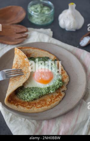 Galette de sarasin – Französische Buchweizencrepe mit Ei und Speck Stockfoto