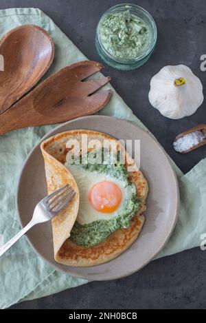 Galette de sarasin – Französische Buchweizencrepe mit Ei und Speck Stockfoto