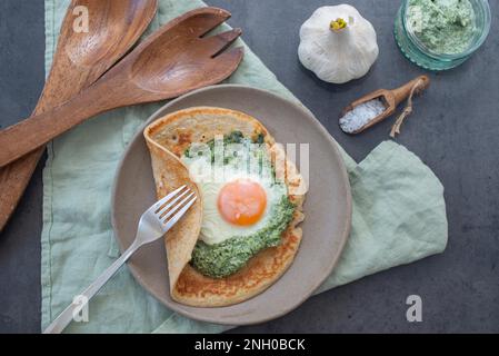 Galette de sarasin – Französische Buchweizencrepe mit Ei und Speck Stockfoto