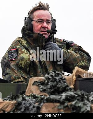 Augustdorf, Deutschland. 01. Februar 2023. Minister Boris Pistorius in einem Leopard 2 A6. Archivbild: Ann-Marie Utz/dpa/Alamy Live News Stockfoto