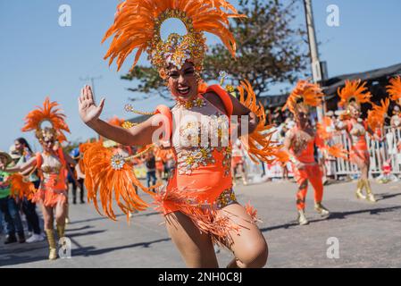 Barranquilla, Kolumbien. 18. Februar 2023. Kolumbianer parieren und tanzen während der Parade „Batalla de las Flores“ in Barranquilla, Kolumbien während des Karnevals von Barranquilla am 18. februar 2023. Foto: Roxana Charris/Long Visual Press Credit: Long Visual Press/Alamy Live News Stockfoto