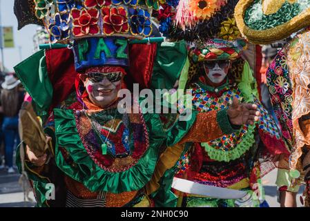 Barranquilla, Kolumbien. 18. Februar 2023. Kolumbianer parieren und tanzen während der Parade „Batalla de las Flores“ in Barranquilla, Kolumbien während des Karnevals von Barranquilla am 18. februar 2023. Foto: Roxana Charris/Long Visual Press Credit: Long Visual Press/Alamy Live News Stockfoto