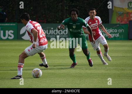 Fabian Sambueza von Santa Fe und Kevin Londono von Equidad während des Spiels der BetPlay Dimayor League zwischen Santa Fe und Equidad im Techo Stadium in Bogota, Kolumbien, am 19. Februar 2023. Foto: Daniel Romero/Long Visual Press Stockfoto