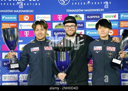L-R Yuma Murakami (JPN), Laurent Dubreuil (CAN) und Wataru Morishige (JPN) mit der Gesamttrophäe 500m Männer während des ISU World Cup Final Speed Skating am 18. Februar 2023 in der Arena Lodowa in Tomaszov Mazowiecki, Polen Kredit: SCS/Soenar Chamid/AFLO/Alamy Live News Stockfoto