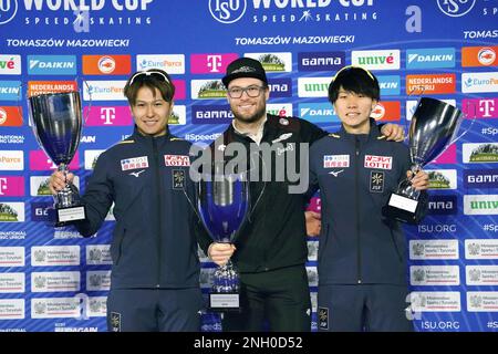 L-R Yuma Murakami (JPN), Laurent Dubreuil (CAN) und Wataru Morishige (JPN) mit der Gesamttrophäe 500m Männer während des ISU World Cup Final Speed Skating am 18. Februar 2023 in der Arena Lodowa in Tomaszov Mazowiecki, Polen Kredit: SCS/Soenar Chamid/AFLO/Alamy Live News Stockfoto