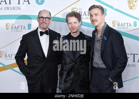 Edward Berger, Felix Kammerer und Albrecht Schuch, die am 19. Februar 2023 an den EE BAFTA Film Awards 2023 in der Royal Festival Hall in London teilnahmen. Foto: Aurore Marechal/ABACAPRESS.COM Stockfoto