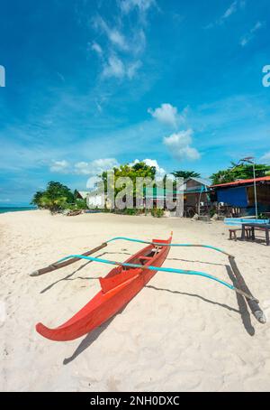 Es liegt am wunderschönen feinen, weißen Sand des tropischen Strandes, in der heißen Sonne, neben dem klaren, ruhigen türkisfarbenen Meer im Südwesten von Cebu. Beliebt sind Stockfoto