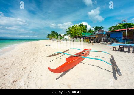 Es liegt am wunderschönen feinen, weißen Sand des tropischen Strandes, in der heißen Sonne, neben dem klaren, ruhigen türkisfarbenen Meer im Südwesten von Cebu. Beliebt sind Stockfoto