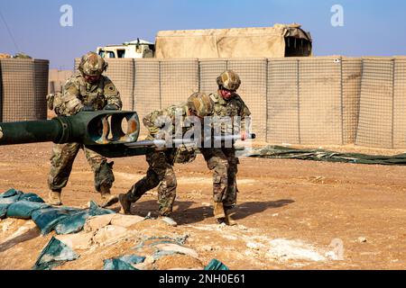 USA Soldaten der Armee, Charlie Battery zugeteilt, 1. Bataillon, 134. Artilleriegesiment, 37. Infanterie-Brigaden-Kampfteam, Ohio-Armee-Nationalgarde, unterstützt die kombinierte Joint Task Force - Operation inhärent Resolve, wechseln einen M777 Howitzer während einer operativen Probeübung am Einsatzort Conoco, Syrien, 4. Dezember 2022. Stockfoto