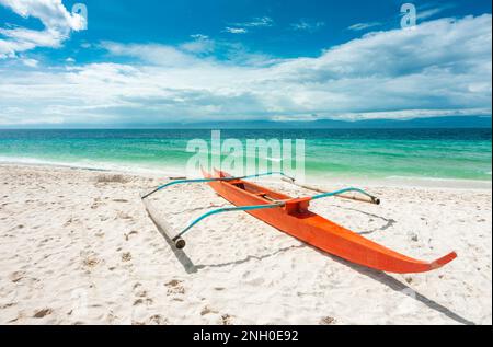 Es liegt am wunderschönen feinen, weißen Sand des tropischen Strandes, in der heißen Sonne, neben dem klaren, ruhigen türkisfarbenen Meer im Südwesten von Cebu. Beliebt sind Stockfoto