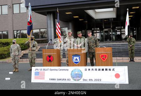 Generalleutnant Ryoji Takemoto, kommandierender General der japanischen Bodenselbstverteidigungskräfte (JGSDF) der Westarmee, Generalleutnant Stephen G. Smith, 7. Infanteriedivision, kommandierender General und US-Präsident Marinekorps-Brigadegeneral Michael A. Brooks, Stellvertretender General der 3. Marine Division, hält Eröffnungsrede für die Eröffnungszeremonie 83 Yama Sakura im Camp Kengun, Japan, am 4. Dezember 2022. Yama Sakura ist ein komplexes Unterfangen, das seit über 40 Jahren im Gange ist und die bilaterale Partnerschaft der starken Allianz zwischen den USA und dem JGSDF weiter aufbaut. Stockfoto