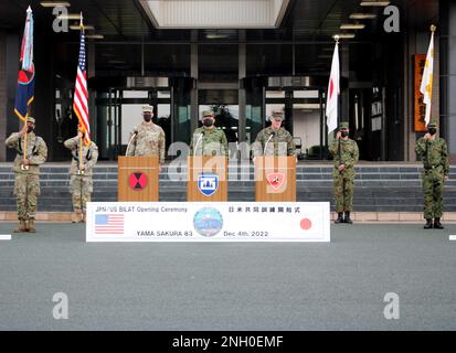 Generalleutnant Ryoji Takemoto, kommandierender General der japanischen Bodenselbstverteidigungskräfte (JGSDF) der Westarmee, Generalleutnant Stephen G. Smith, 7. Infanteriedivision, kommandierender General und US-Präsident Marinekorps-Brigadegeneral Michael A. Brooks, Stellvertretender General der 3. Marine Division, hält Eröffnungsrede für die Eröffnungszeremonie 83 Yama Sakura im Camp Kengun, Japan, am 4. Dezember 2022. Yama Sakura ist ein komplexes Kommandozentrum, das seit über 40 Jahren läuft und die bilaterale Partnerschaft des starken Bündnisses zwischen den USA und der JGSDF weiter aufbaut. Stockfoto