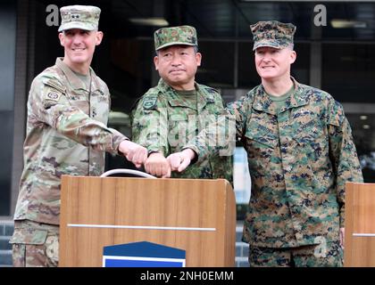 Generalleutnant Ryoji Takemoto, kommandierender General der japanischen Bodenselbstverteidigungskräfte (JGSDF) der Westarmee, Generalleutnant Stephen G. Smith, 7. Infanteriedivision, kommandierender General und US-Präsident Marinekorps-Brigadegeneral Michael A. Brooks, Stellvertretender General der 3. Marine Division, hält Eröffnungsrede für die Eröffnungszeremonie 83 Yama Sakura im Camp Kengun, Japan, am 4. Dezember 2022. Yama Sakura ist ein komplexes Kommandozentrum, das seit über 40 Jahren läuft und die bilaterale Partnerschaft des starken Bündnisses zwischen den USA und der JGSDF weiter aufbaut. Stockfoto