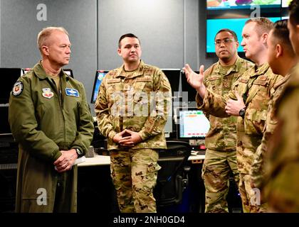 General Mark Kelly, Kommandeur des Air Combat Command (links), spricht mit Major John Manthe, Chef der Taktik der 225th Air Defense Squadron (ganz rechts), über die Kommandoführung und Kontrolle des Kampfes während eines Besuchs im Operationsbereich des Western Air Defense Sector, Joint Base Lewis-McChord, Washington, 4. Dezember 2022. WADS ist eine Air National Guard-Einheit, die den amerikanischen Himmel 7/365 als Teil der Operation Noble Eagle verteidigen soll. 225th Air Defense Squadron, 225th Support Squadron, Air National Guard, Washington Air National Guard, Western Air Defense Sector, Wads, Stockfoto